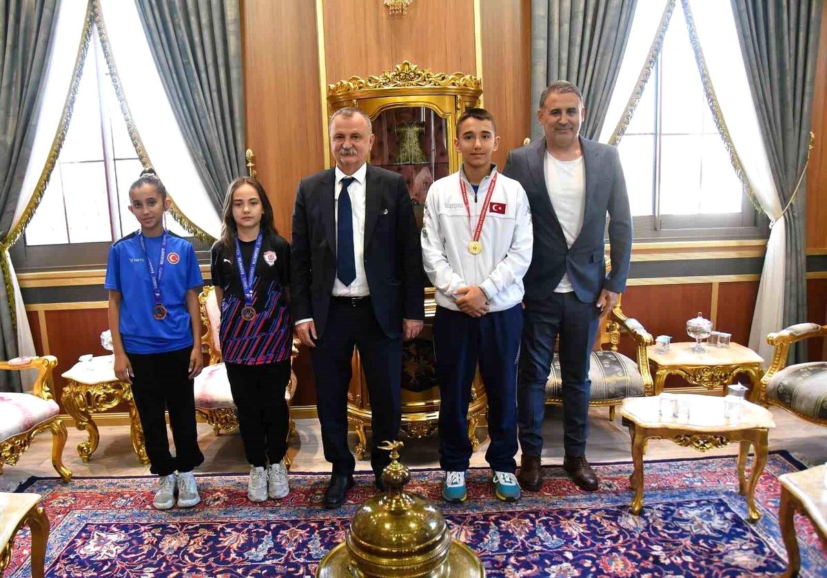 Şampiyon sporcular Başkan Balaban'ın konuğu oldu