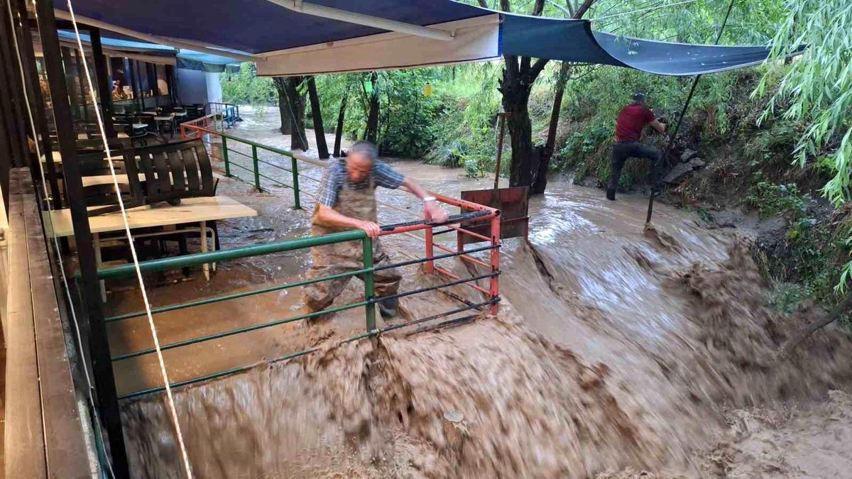 Sel Çağlayan\'ı vurdu, turizm beldesinde hasar oluştu