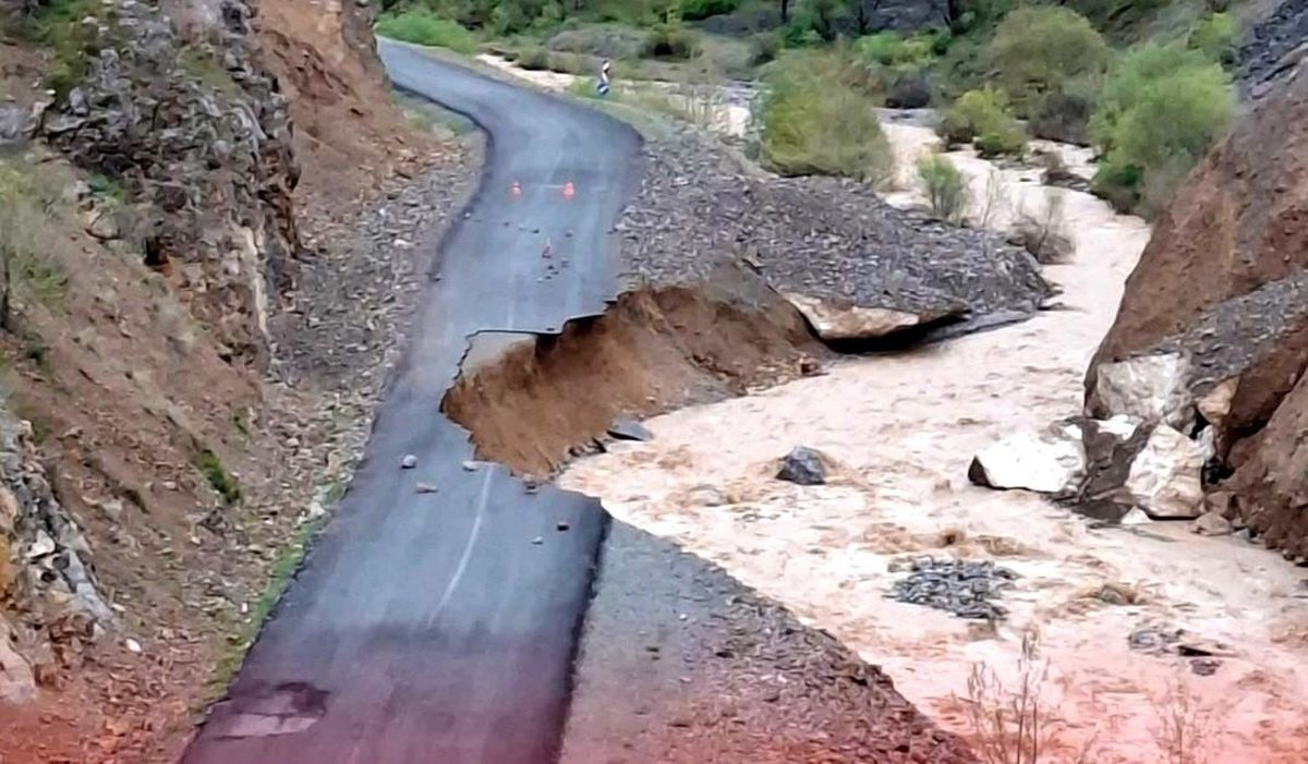 Başbağlar Köyü Yolu Heyelanla Kapandı