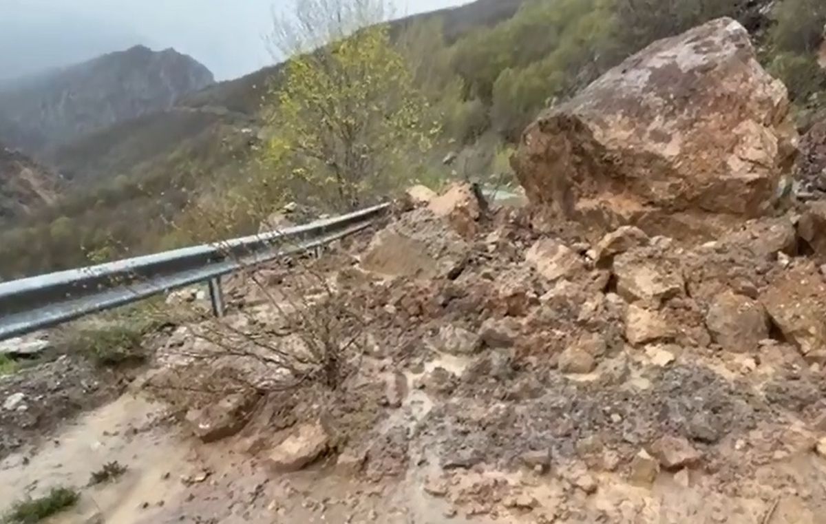 Hafik\'te Heyelan, Köyler Ulaşıma Kapandı