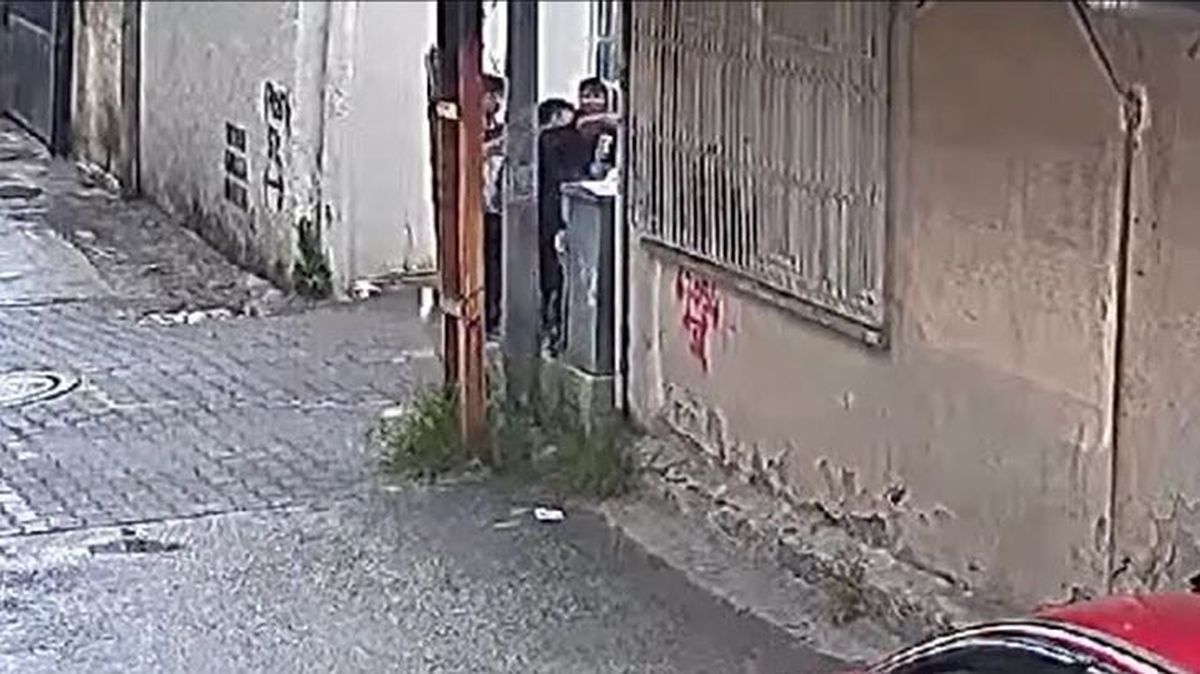52 yaşındaki adam, yolda yürürken tartıştığı çocuklar tarafından darbedildi