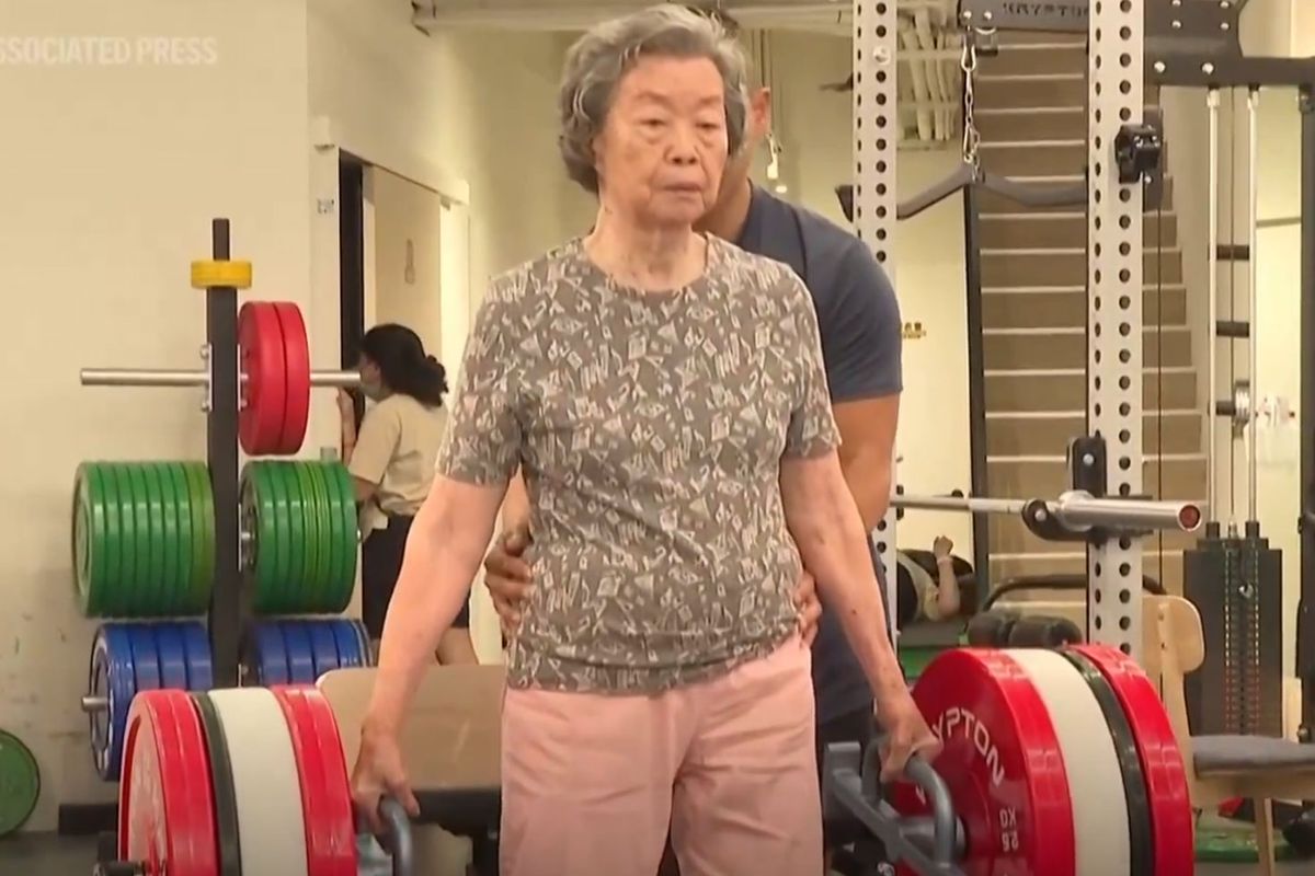 Tayvanlı nineler spor salonunda antrenman yapıyor