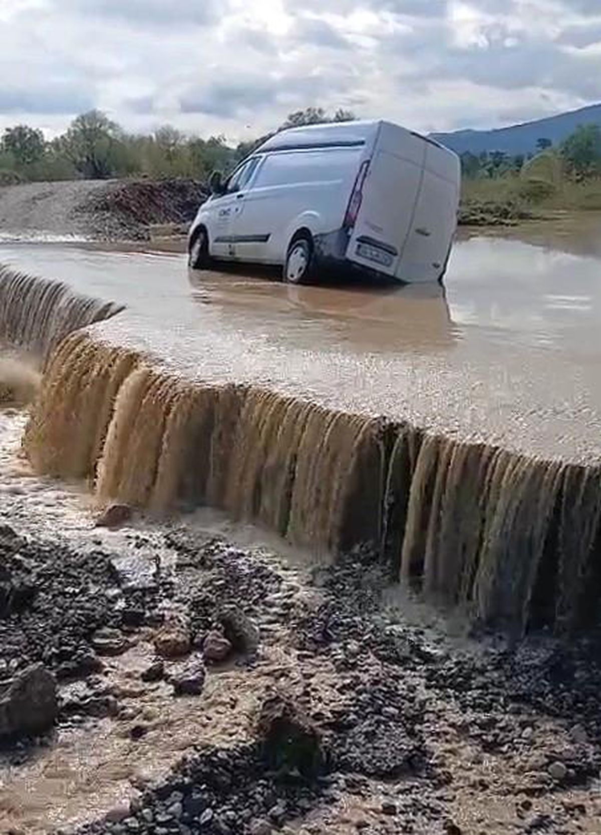 Tokat\'ta Taşkın: Yollar ve Arazi Sular Altında