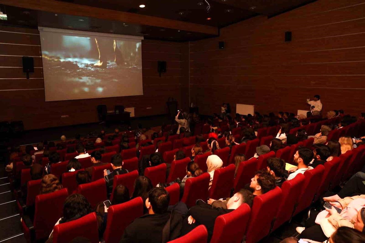 "7 Kemerli Bir Zaman Geçidi" filmi üniversite öğrencileriyle buluştu