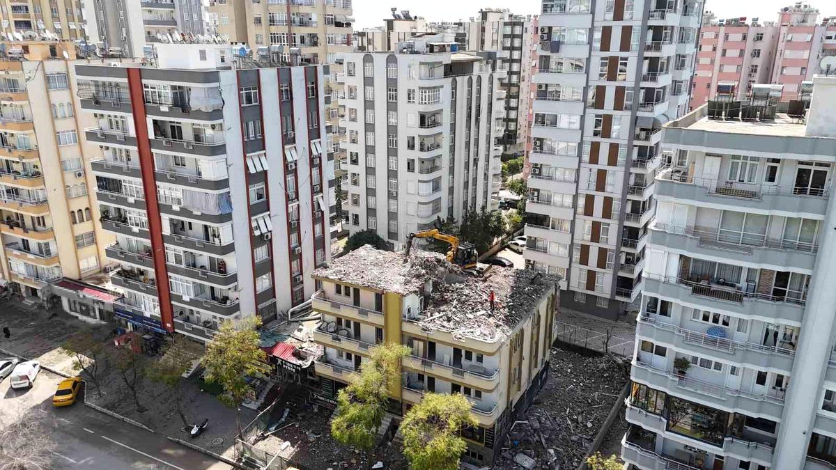 Adana\'da Yıkım Çalışmaları Başladı