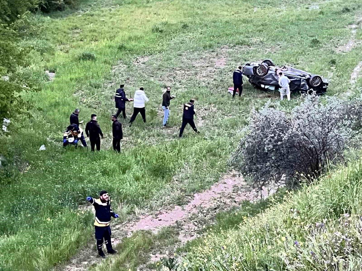 Adıyaman\'da Tarlaya Uçan Otomobilde 4 Yaralı