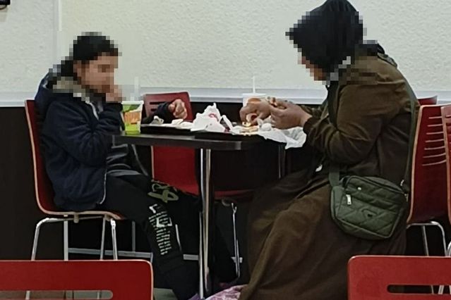 Anne ve kızına ayrımcılık yapan hamburgerciye çifte şok