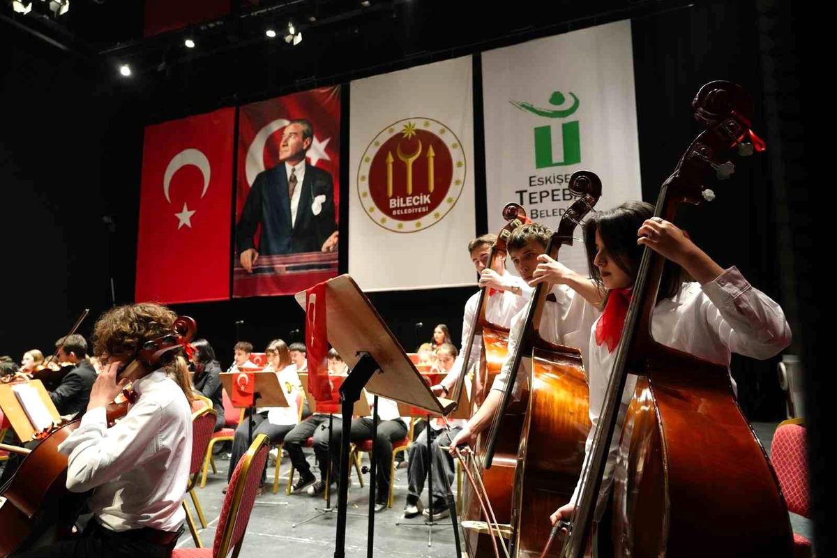 Çocuk Senfoni Orkestrası\'nın konseri ayakta alkışlandı