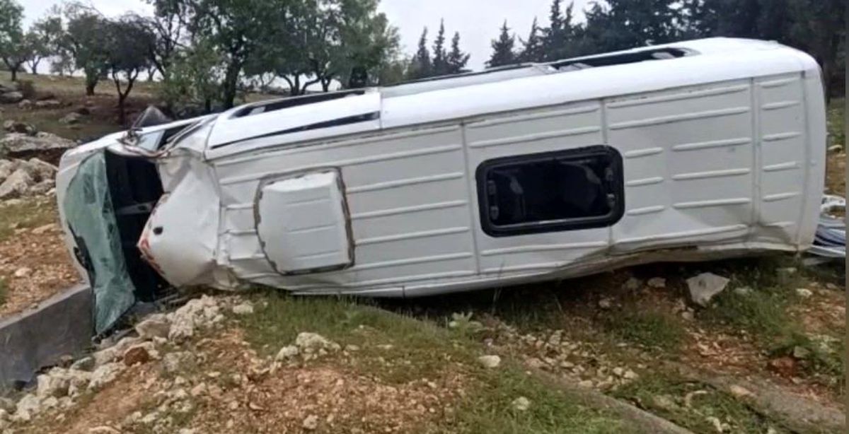Gaziantep\'te kontrolden çıkan işçi servisi şarampole uçtu: 16 yaralı