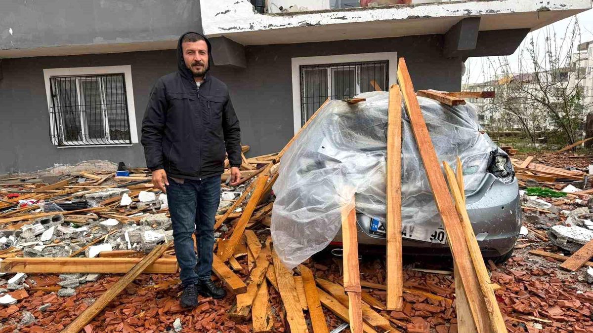 Gaziantep\'te vatandaşlar hala şokta: Çatılar uçtu, araçlar zarar gördü, evler hasar aldı, ağaçlar söküldü