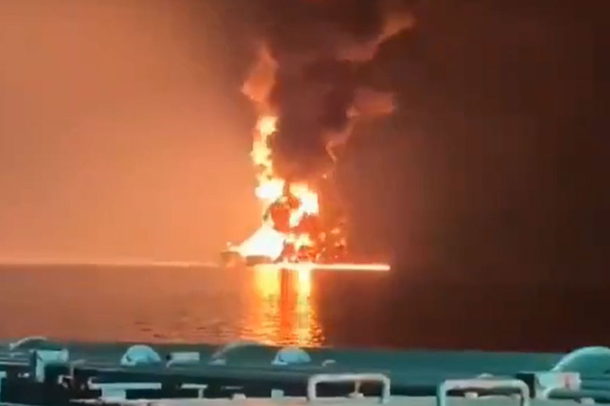 İran\'ın BAE\'ye ait petrol tankerini vurduğu anlar kamerada