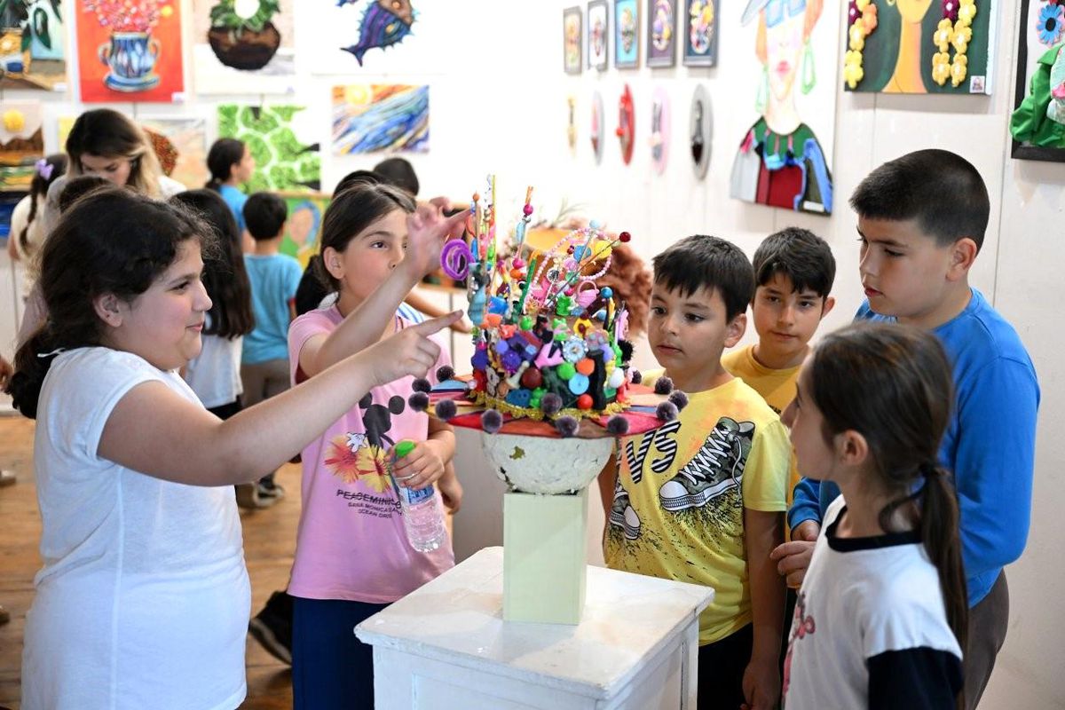 Mersin\'de çocuk kampüslerinden çıkan eserler sergide buluştu