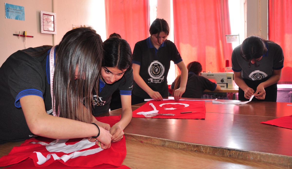 Moda tasarımı öğrencileri, 19 Mayıs için Türk bayrağı dikiyor