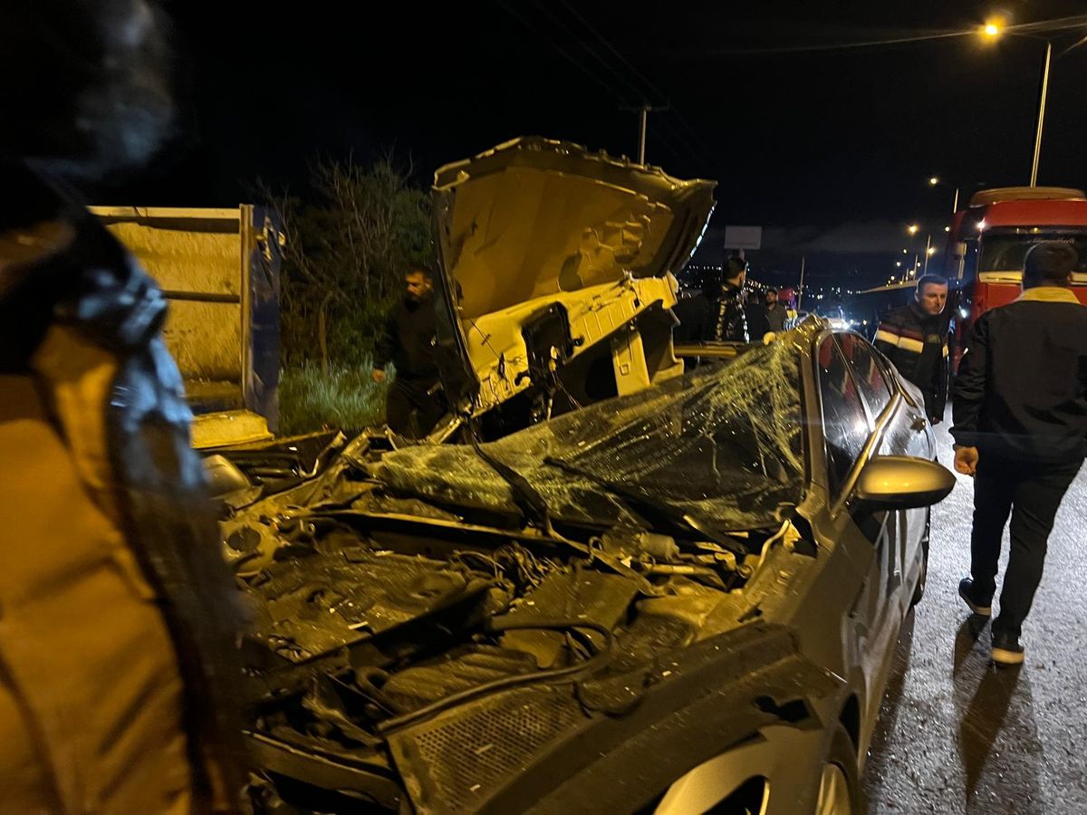 Kilis\'te TIR\'a Çarpan Otomobilde İki Yaralı