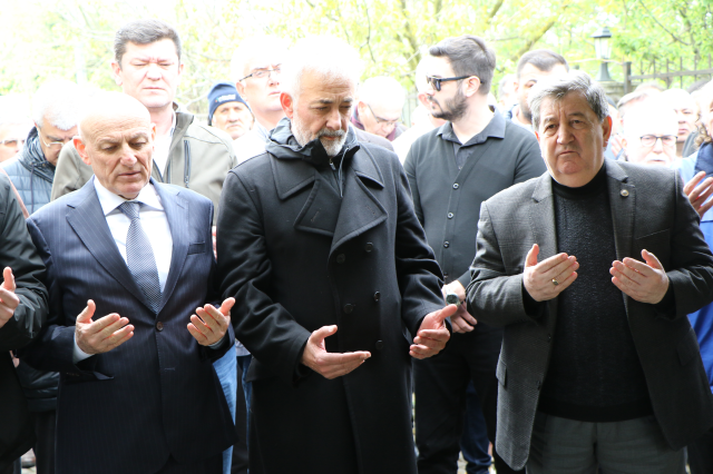 Oyuncu Mehmet Aslantuğ, annesini son yolculuğuna uğurladı