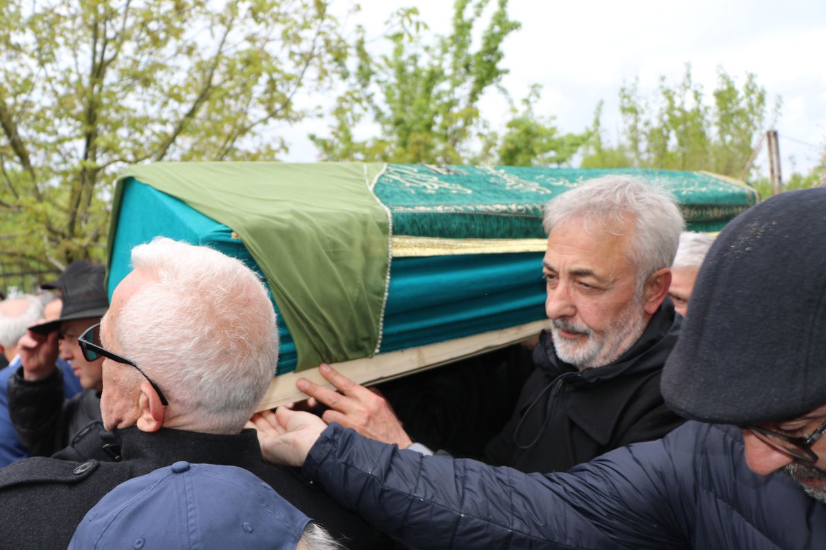 Oyuncu Mehmet Aslantuğ, annesini son yolculuğuna uğurladı