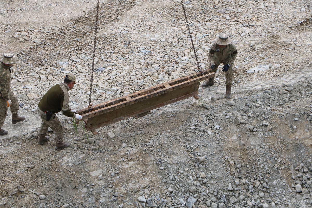 Hakkari\'de Heyelan Sonrası Köprü Çalışmaları Başladı