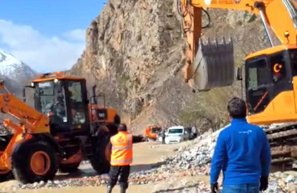 Çatak\'ta Kapanan Yol Yeniden Açıldı