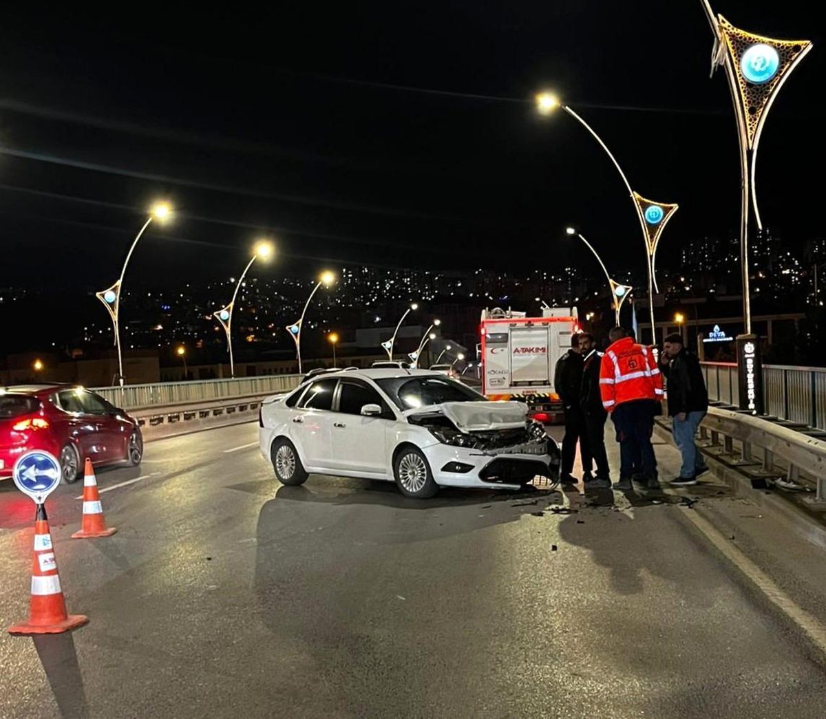 Yolda gördükleri kazaya anında müdahale eden A Takımı ikinci felaketi önledi