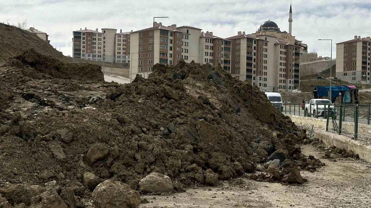Yüksekova\'da Yol Temizlenmiyor, Tehlike Büyüyor