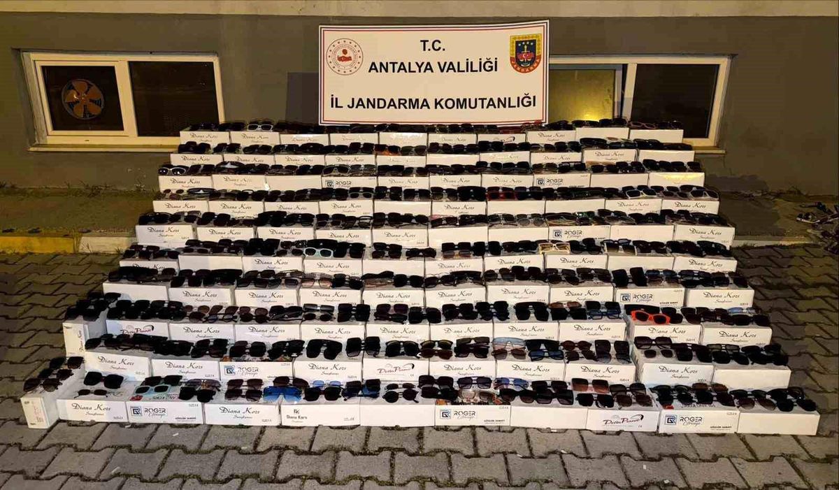 Antalya\'da 10 Milyon TL\'lik Kaçak Gözlük Ele Geçirildi