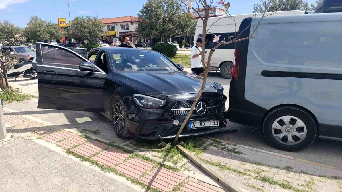Antalya\'da Minibüs Kazası: 4 Yaralı