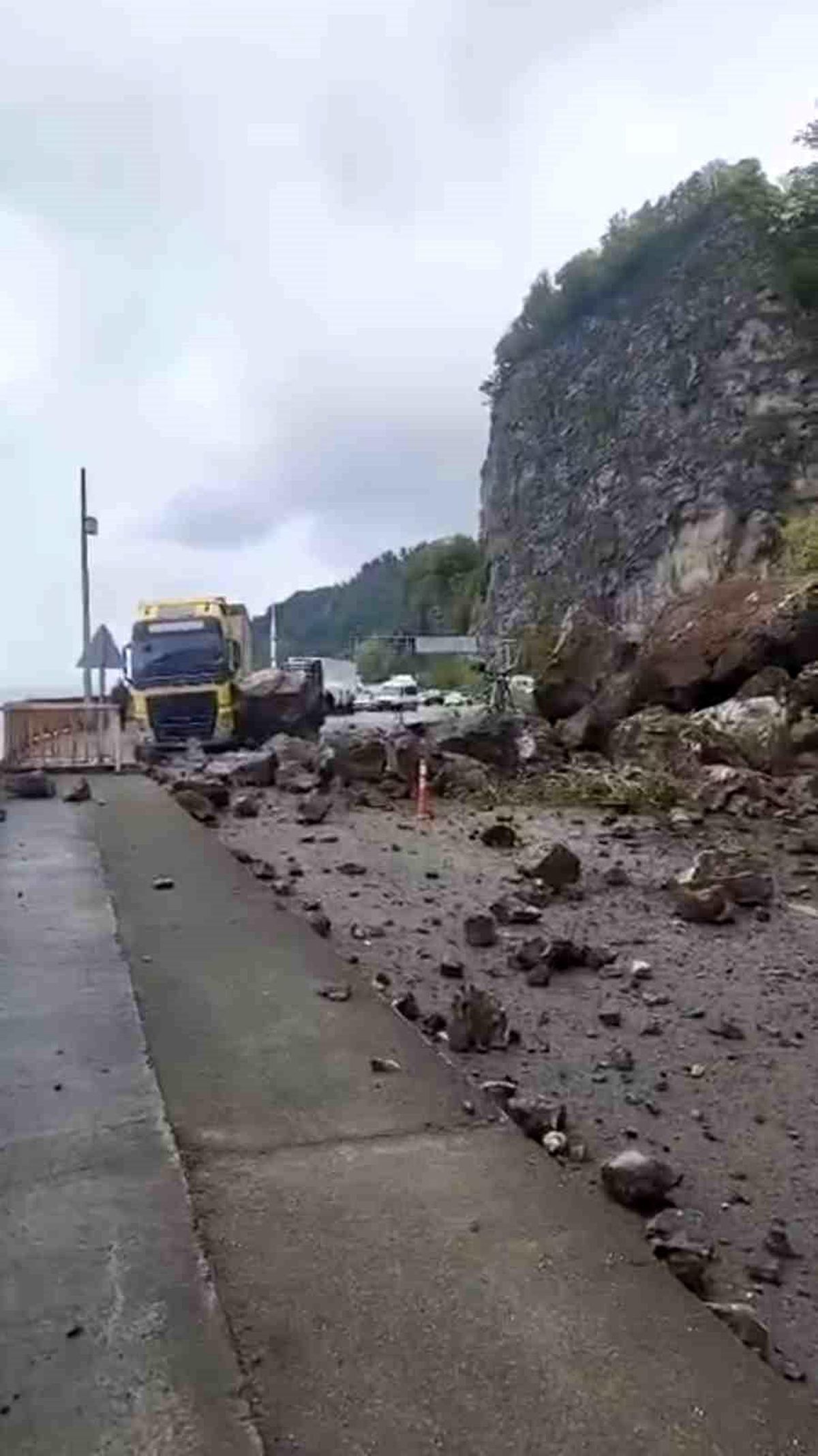 Artvin\'de Heyelan, Ulaşımı Olumsuz Etkiledi