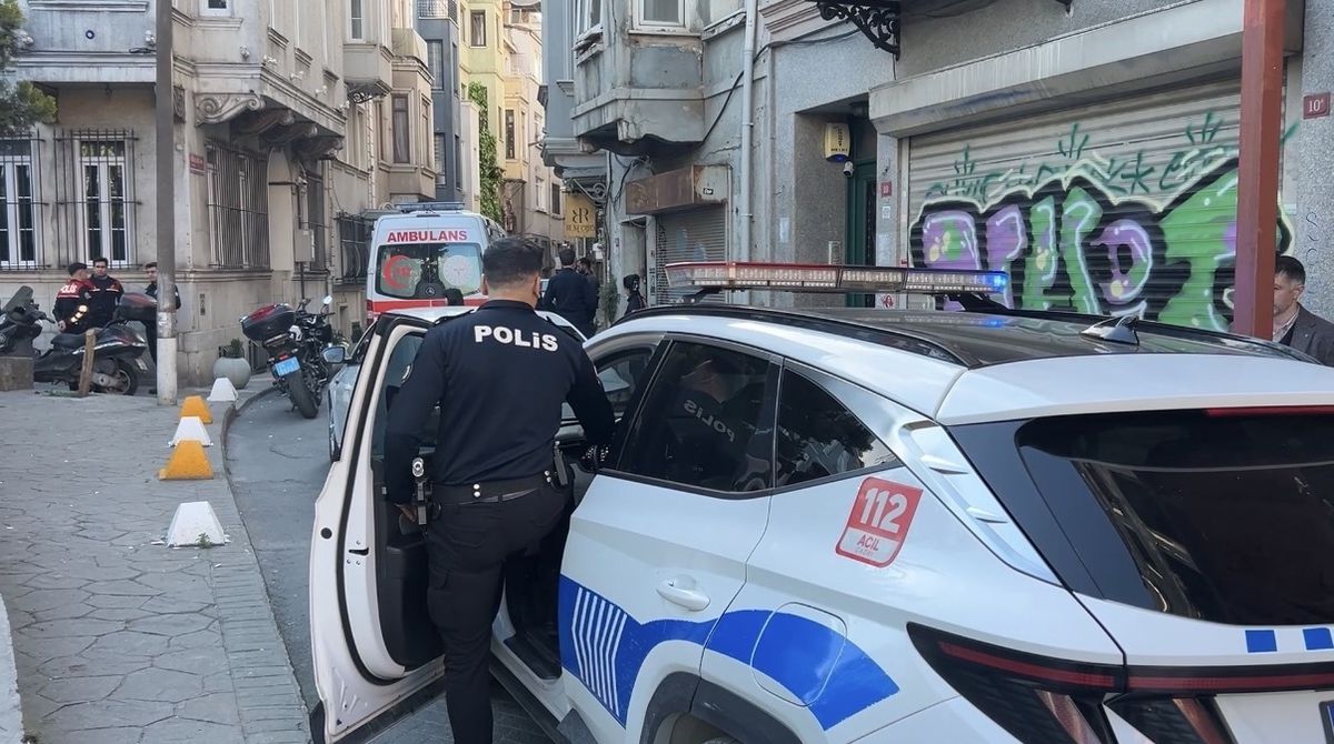 Beyoğlu\'nda 28 yaşındaki genç evinde ölü bulundu! Kız arkadaşı gözaltına alındı