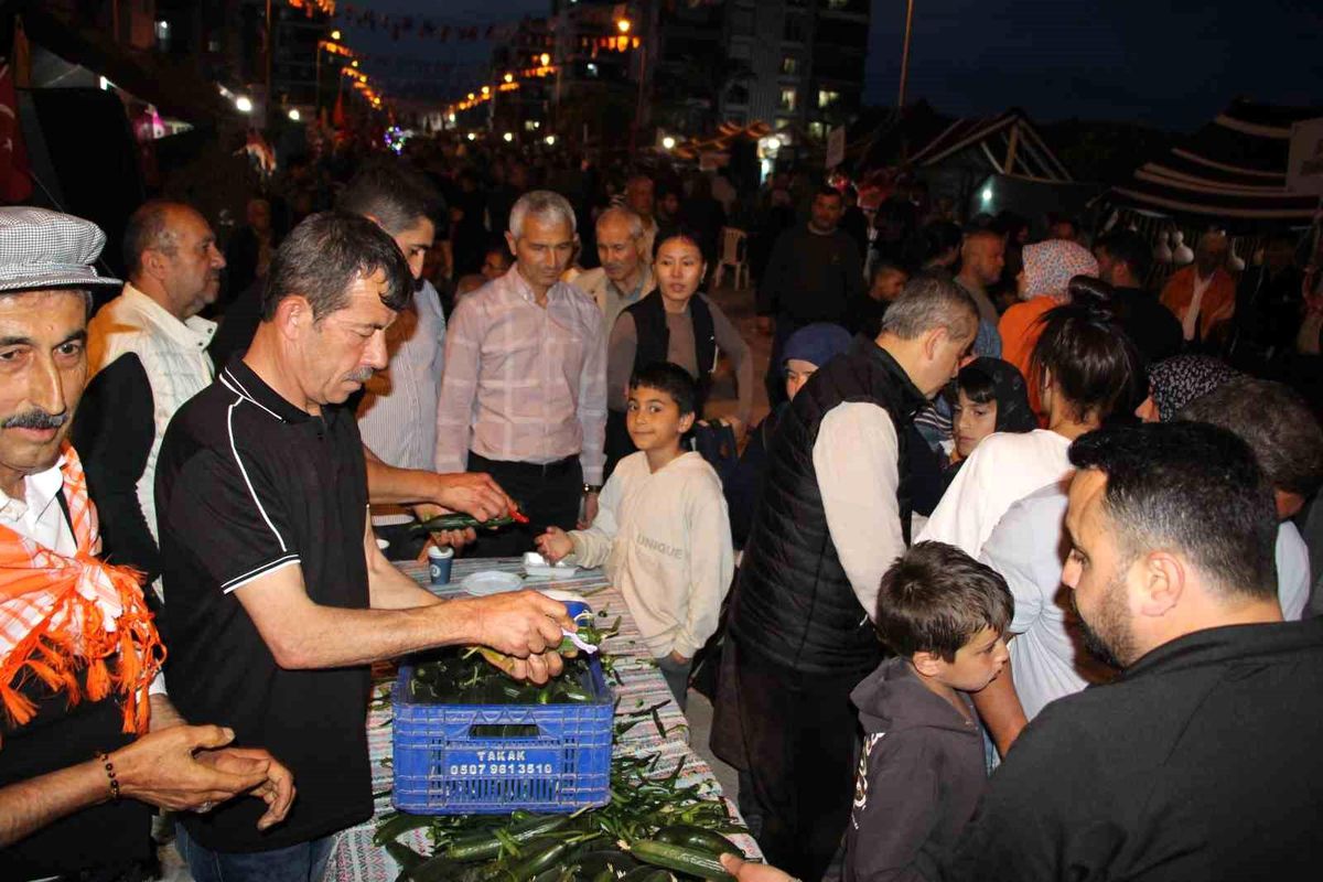 Muhtar, Çocukluğu İçin 1 Ton Salatalık Dağıttı
