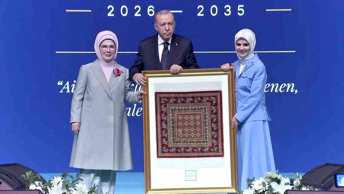 Cumhurbaşkanı Erdoğan\'a takdim edilen \'Pazırık halısı\' 360 bin ilmekle işlendi