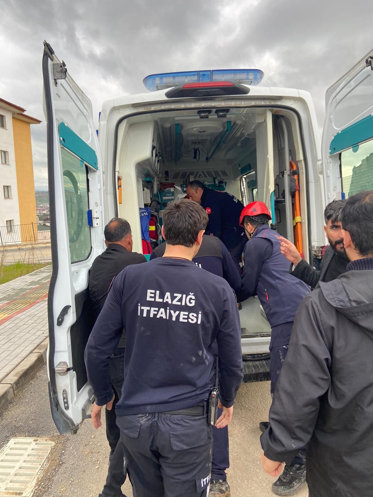 Elazığ\'da İşçi Toprak Kaymasına Kapıldı