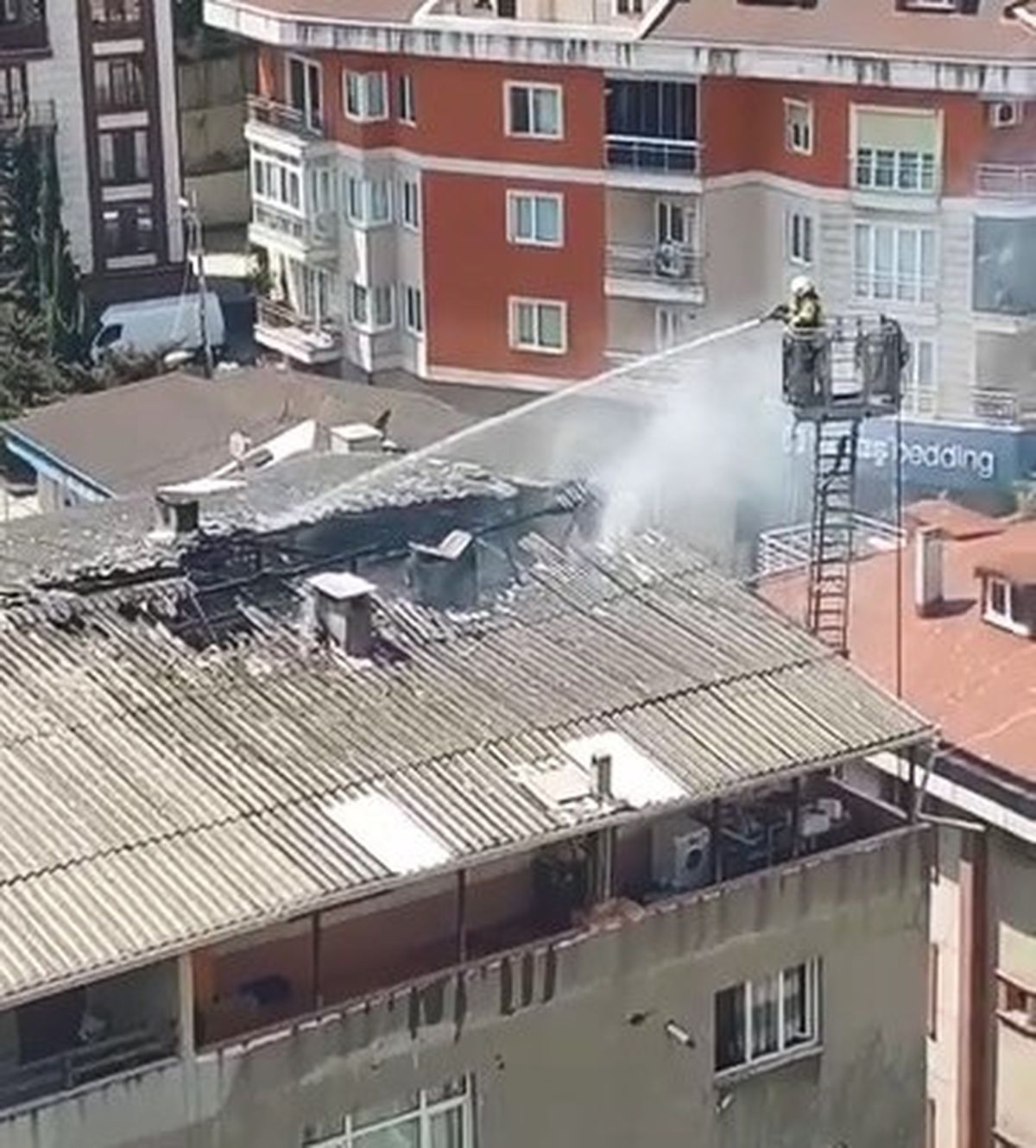 Eyüpsultan\'da Çatı Yangını