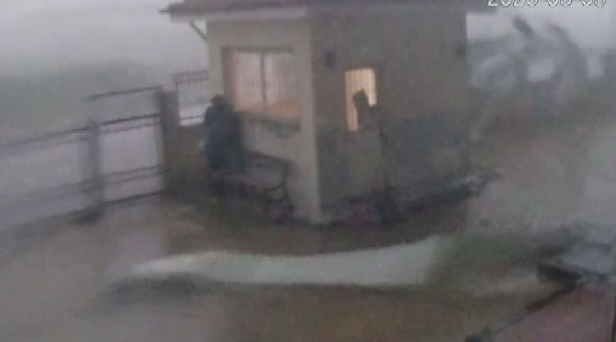 Gaziantep\'te fırtınaya yakalanan çobanın zor anları kamerada