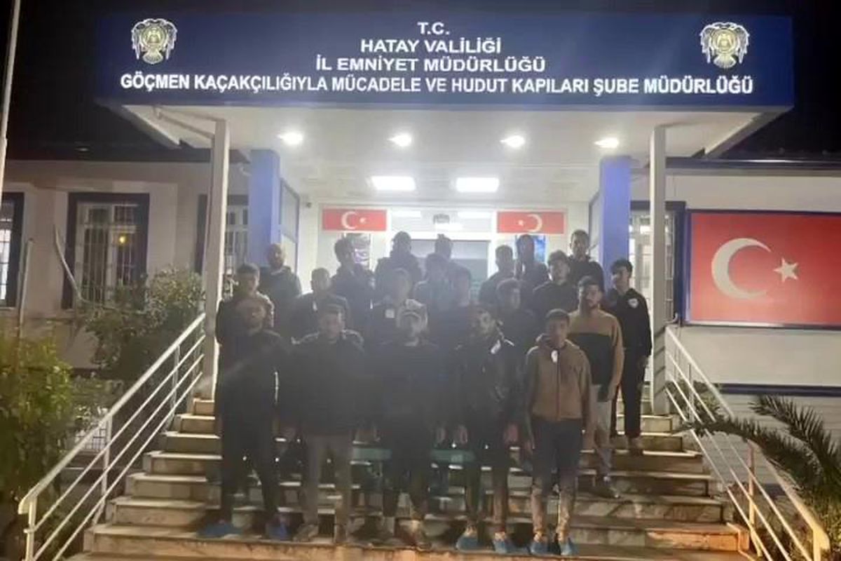 Hatay\'da 19 göçmen yakalandı, sürücülere ceza