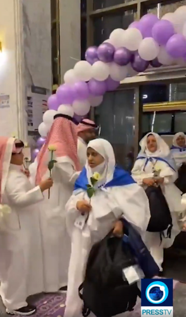 İranlı hacılar Mekke'de güller ve pastalarla karşılandı