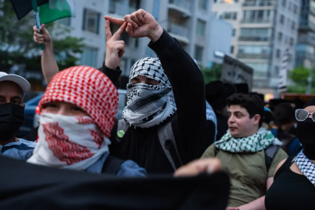 İsrail karşıtı kalabalık grup ABD'deki tarihi sinagoga saldırdı