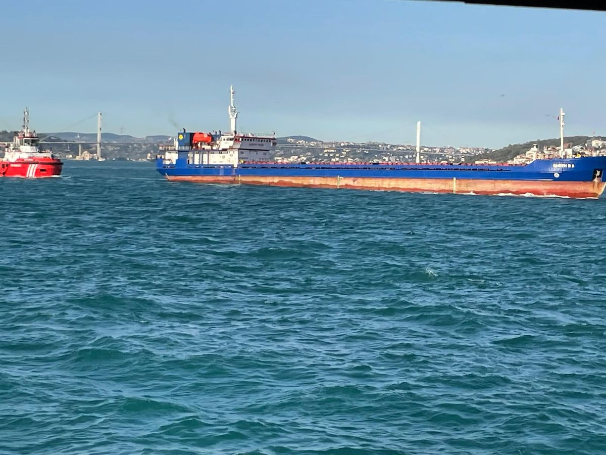 Boğaz\'da Gemide Arıza: Trafik Durdu