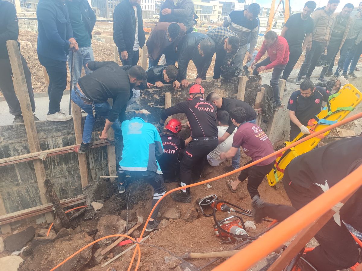 Kahramanmaraş\'ta Çöken Yolda Sıkışan Genç Yaralandı