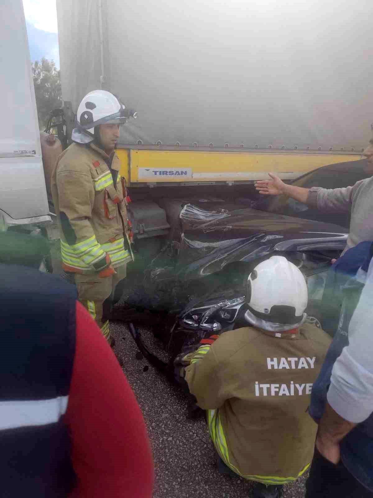 Kırıkhan\'da Tırla Çarpışan Otomobilin Sürücüsü Yaralandı