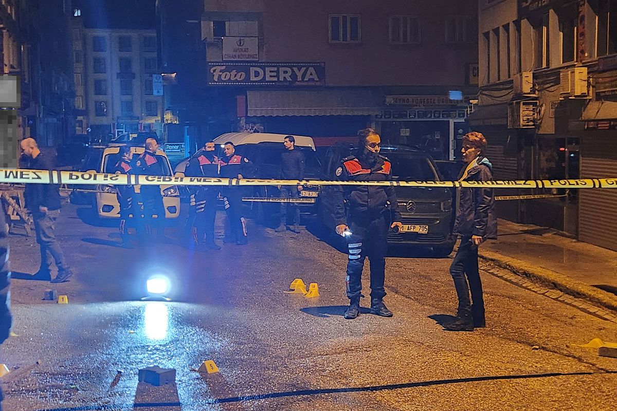 Sevgilisinden ayrılıp alkol alan şahıs etrafa rastgele ateş etti