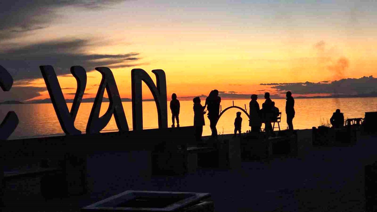 Van Gölü\'nde Eşsiz Gün Batımı