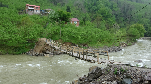 Bu köprülerden geçmek yürek ister