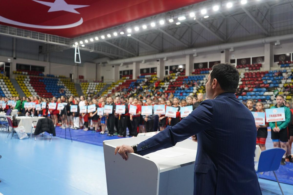 Bolu\'da Yıldız Kızlar Güreş Şampiyonası Başladı