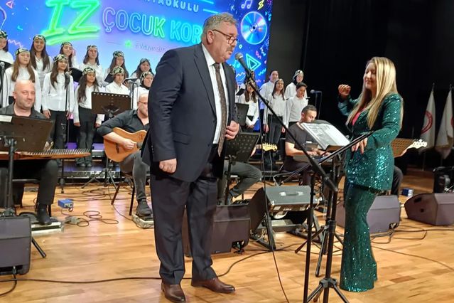Duyan Barış Manço sandı! Okul müdüründen dört dörtlük performans