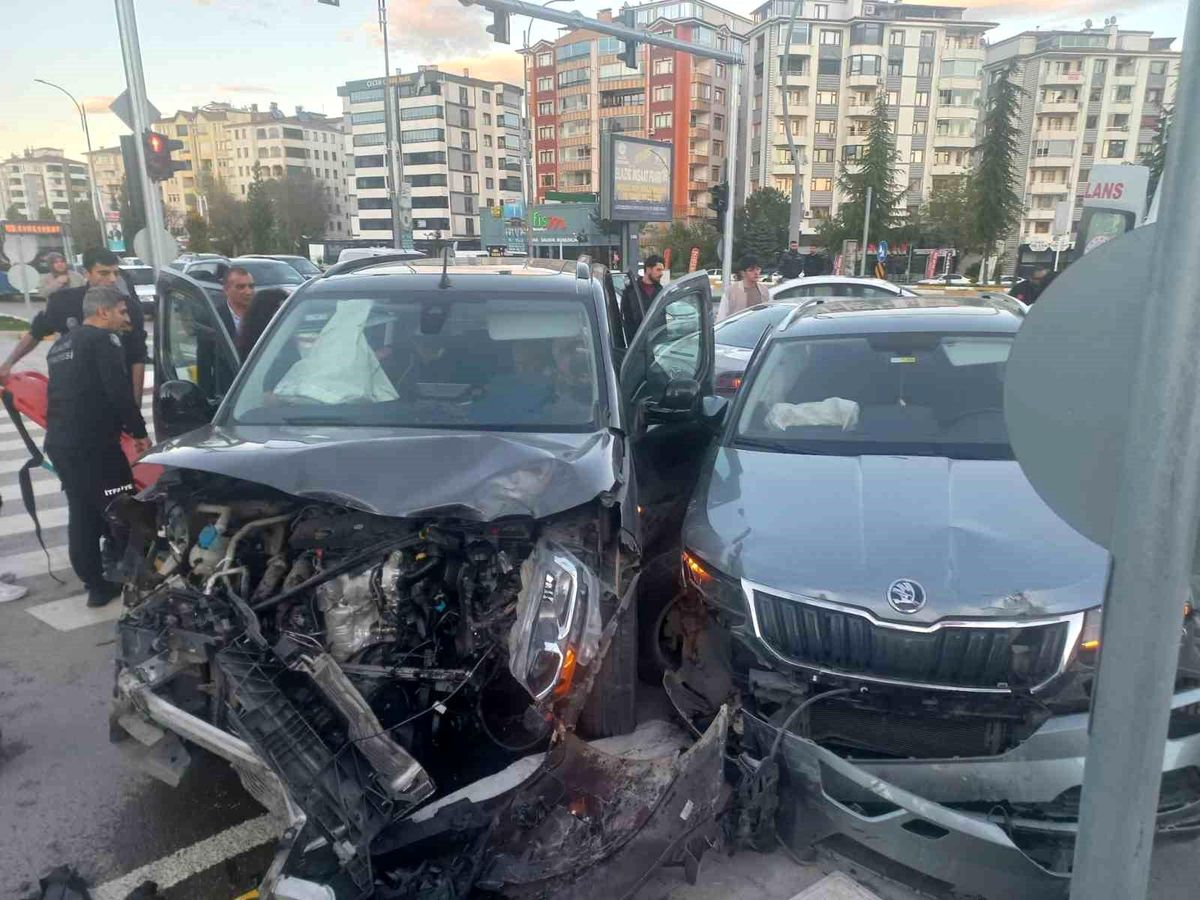Elazığ\'da Zincirleme Kaza: 3 Yaralı