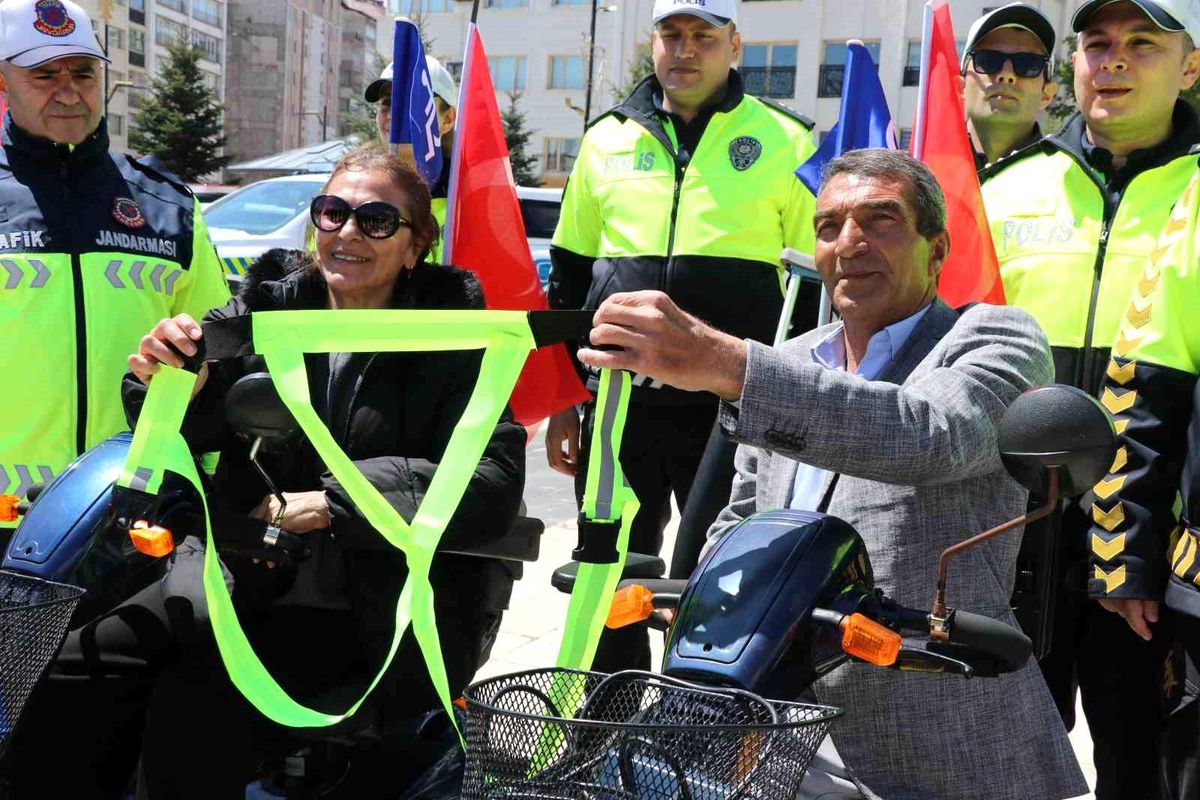 Sivas\'ta Engellilere Reflektör Yelek Dağıtımı