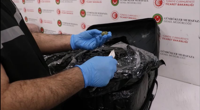 İstanbul Havalimanı'nda operasyon: 2 İngiliz yolcu yakalandı