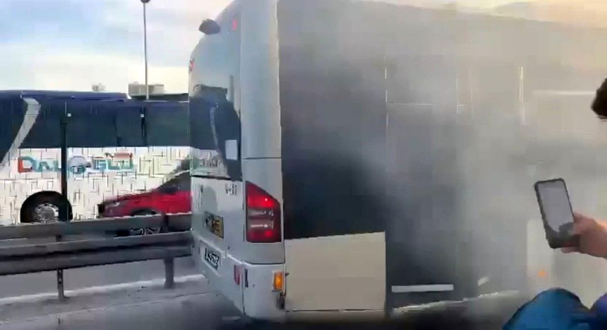 Kağıthane\'de metrobüste yangın çıktı