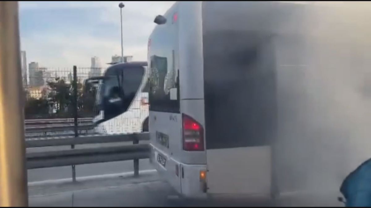 Kağıthane\'de Metrobüs Yangını