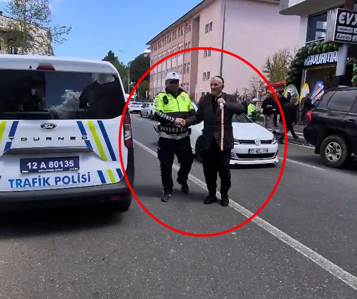 Trafik Polisi ve Yaya Arasındaki Anlamlı An